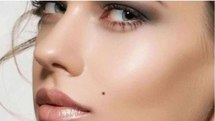 पण सामुद्रिक शास्त्रानुसार, महिलांच्या शरीरावर असलेले तीळ हे तुमचं नेमकं लग्न कसं होणार हे सांगतात.