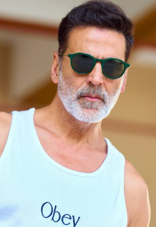 अक्षय कुमार सालों से फैंस को एंटरटेन कर रहे हैं. कुछ समय पहले खबरें थीं कि अक्षय कुमार एक फिल्म का 145 करोड़ रुपये चार्ज करते हैं. इस बारे में अक्षय ने कहा था- अगर हम आज एक फिल्म साइन करते हैं तो हम कुछ भी चार्ज नहीं करते हैं और स्टेक लेते हैं. अगर फिल्म चलती है तो हमें शेयर प्रॉफिट मिलता है.