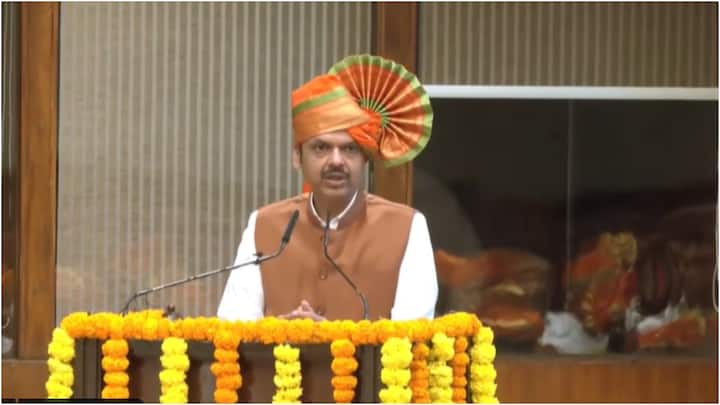 विधायक दल का नेता चुने जाने के बाद बीजेपी के नवनिर्वाचित विधायकों को देवेंद्र फडणवीस ने संबोधित किया. इस दौरान उन्होंने पगड़ी पहन रखी थी. बीजेपी विधायक 'लड़की बहिन का लाडला भाई देवा भाऊ, देवा भाऊ' का नारा लगाते दिखे. सभी विधायक भी भगवा रंग की पगड़ी पहने हुए थे.