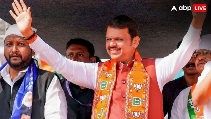 देवेंद्र फडणवीस का राजनीतिक करियर 1992 में शुरू हुआ, जब वह नागपुर नगर निगम में पार्षद चुने गए. उसके बाद 1997 में वह 27 साल की उम्र में सबसे कम उम्र के मेयर बने. देवेंद्र फडणवीस ने अपना पहला विधानसभा चुनाव 1999 में नागपुर पश्चिम निर्वाचन क्षेत्र से लड़ा और जीत भी हासिल की और 2009 तक प्रतिनिधित्व किया.