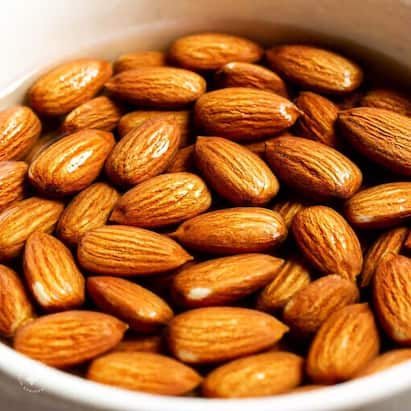 Why almonds should be soaked and eaten, know the amazing benefits of eating  them peeled almond | બદામ પલાળીને કેમ ખાવી જોઇએ, જાણો છાલ ઉતારીને ખાવાથી  થતાં અદભૂત ફાયદા