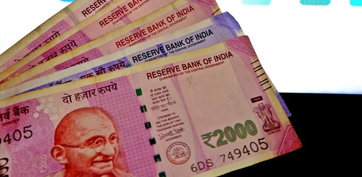 પંકજ ચૌધરીએ કહ્યું કે 7 ઓક્ટોબર, 2023 સુધી તમામ બેન્ક શાખાઓમાં 2000 રૂપિયાની નોટો બદલવા અને જમા કરાવવાની સુવિધા ઉપલબ્ધ હતી. 19 મે, 2023 થી RBIની 19 ઈસ્યુ ઓફિસમાં નોટ એક્સચેન્જની સુવિધા ઉપલબ્ધ છે. 9 ઓક્ટોબર, 2023 થી આરબીઆઈની ઈશ્યુ ઓફિસો વ્યક્તિઓ અને સંસ્થાઓ પાસેથી તેમના બેન્ક ખાતામાં જમા કરાવવા માટે 2000 રૂપિયાની નોટો સ્વીકારી રહી છે.