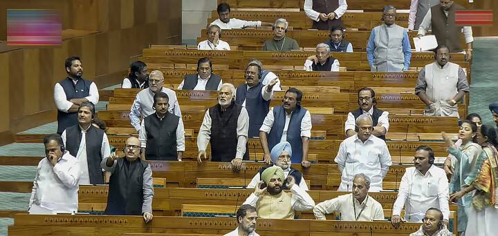 संसद के नियमों और कानूनों के तहत लोकसभा सांसद की सैलरी तय की जाती है. 2020-21 के वित्तीय वर्ष में लोकसभा सांसदों की बेसिक सैलरी 1,00,000 रुपये प्रति माह निर्धारित की गई थी.