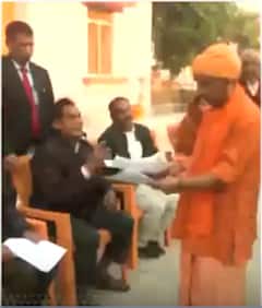 UP Politics: सीएम योगी ने सुनी जनता की समस्या | ABP NEWS SHORTS