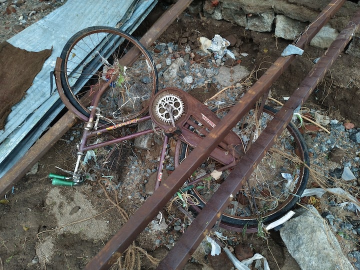 வெள்ளபெருக்கில் அடித்துவரப்பட்ட சைக்கில்