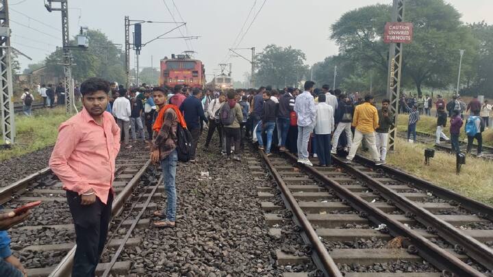 एक्सप्रेस रोखून धरल्याने पाच ते सहा एक्सप्रेस गाड्यांना उशीर झाला होत.