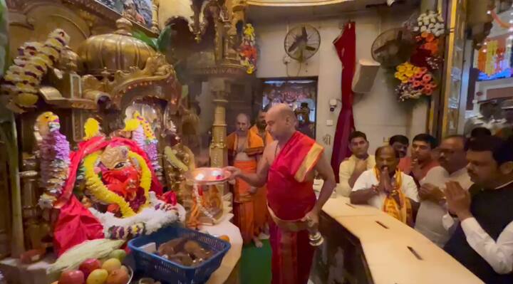 शपथविधी पूर्वी देवेंद्र फडणवीस हे प्रभादेवी येथील सिद्धिविनायक दर्शनाला गेले होते.