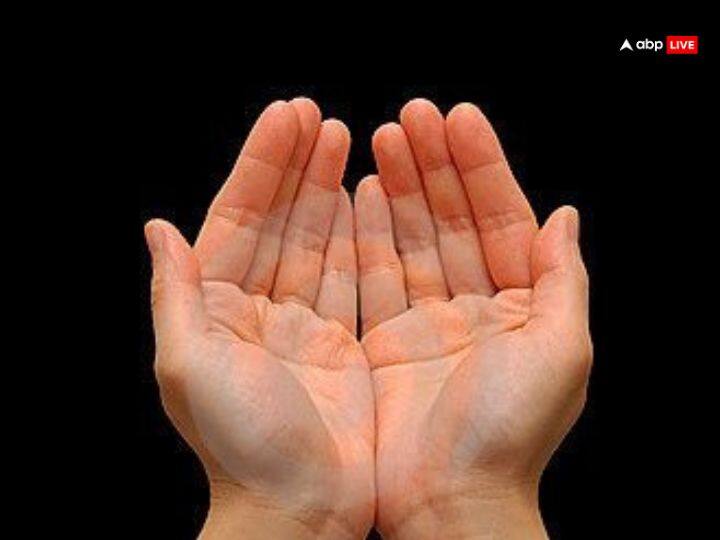 रोज सुबह उठते ही अपनी हथेलियों को देखें और इस मंत्र का नित्य जाप करें. 'कराग्रे वसते लक्ष्मी: करमध्ये सरस्वती। करमूले स्थ‍ितो ब्रह्मा प्रभाते करदर्शनम्।।' इस के बाद हथेलियों को रगड़े और अपने चेहरे पर फेरें.