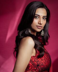 Meenaakshi Chaudhary : రెడ్ శారీలో మీనాక్షి చౌదరి.. చిట్టి నడుముతో మాయ చేస్తోందిగా