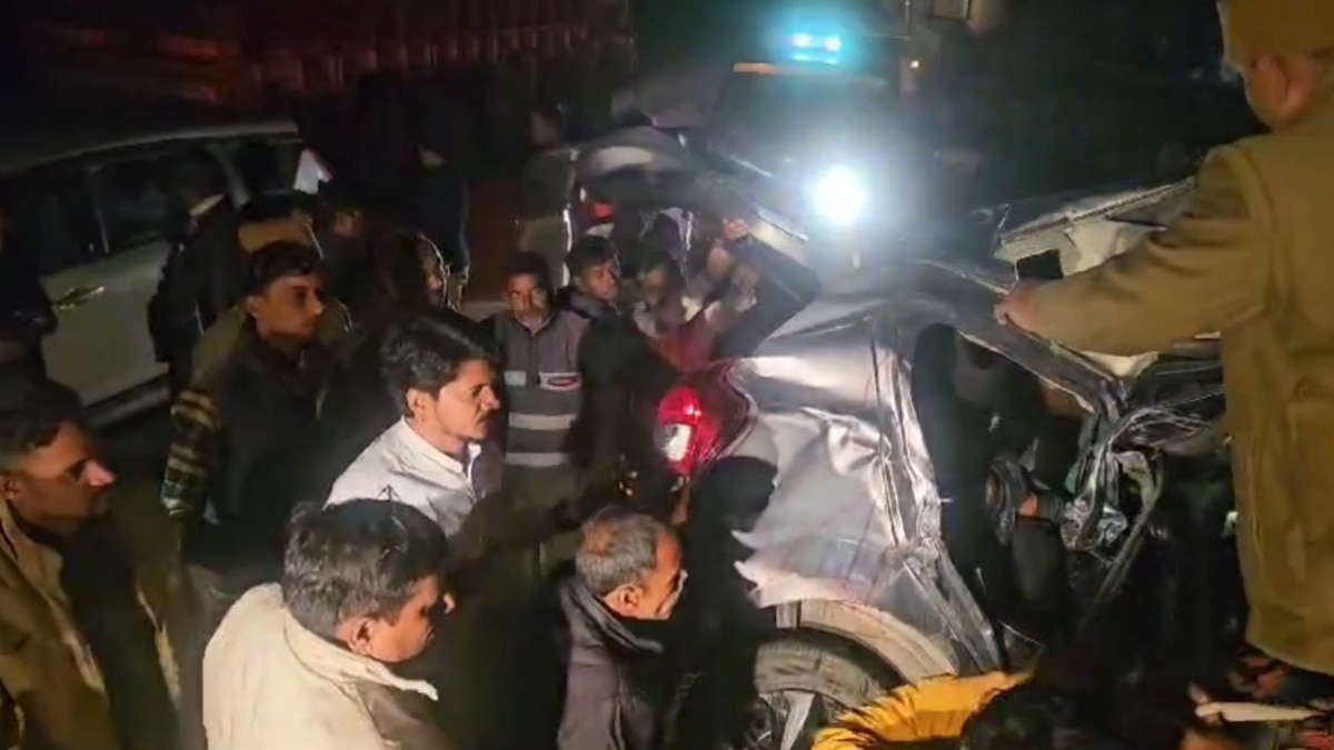 Mahoba Road Accident: मातम में बदली शादी की खुशियां, डिवाइडर से टकराई दूल्हे के दोस्त की कार, दो की मौत