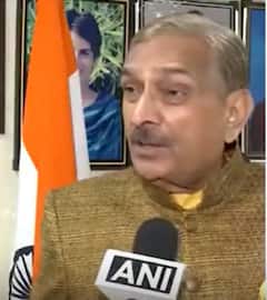 महाराष्ट्र में सीएम के एलान में देरी पर प्रमोद तिवारी का हमला | ABP NEWS SHORTS