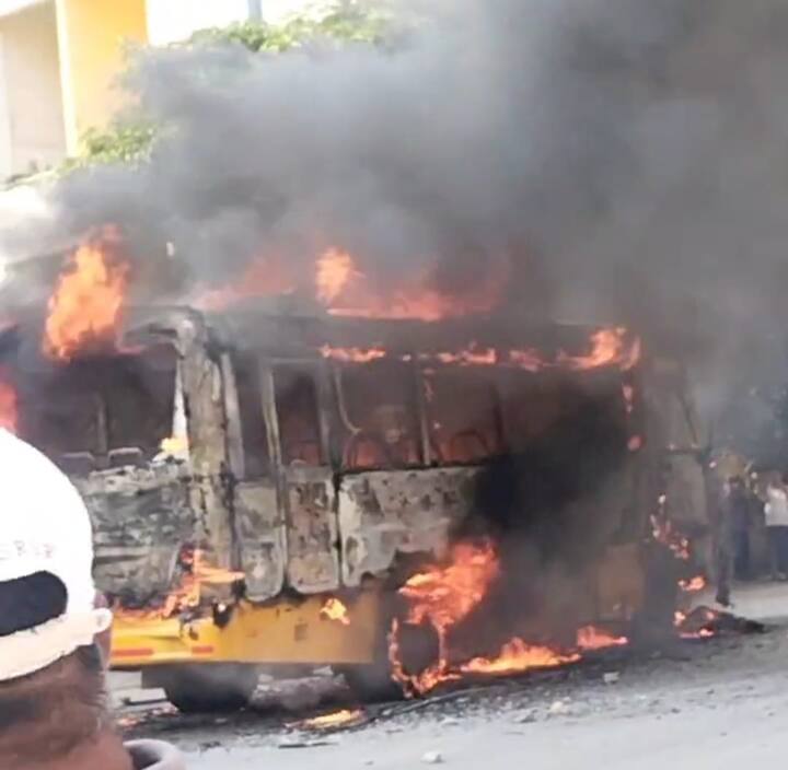 ड्रायव्हर आणि केअर टेकर यांनी बसमधील मुलांना लगेच खाली उतरल्याने मोठा अनर्थ टळला.