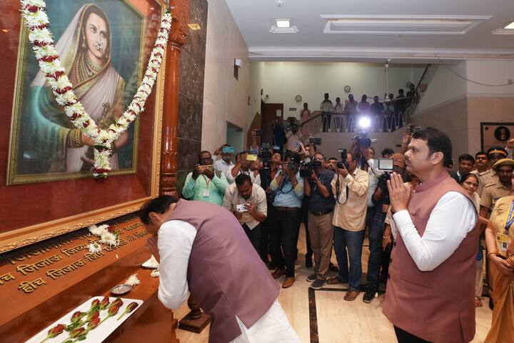 महाराष्ट्र के सीएम ने ये भी कहा कि कुछ निर्णय हमलोग ये देखकर करेंगे कि पिछली बार उन्होंने कैसा काम किया है. कई बार ऐसा भी होता है कि किसी ने अच्छा काम भी किया होता तो रीजनल बैलेंस बनाने में आगे-पीछे होता है क्योंकि तीन पार्टियों को मंत्रीपद बांटने हैं.