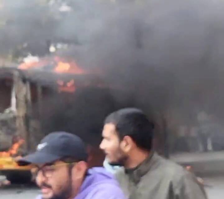 पुण्यातील खराडी भागात एका स्कुल बसला रस्त्यावर अचानक आग लागली. त्यानंतर परिसरात गोंधळ निर्माण झाला होता
