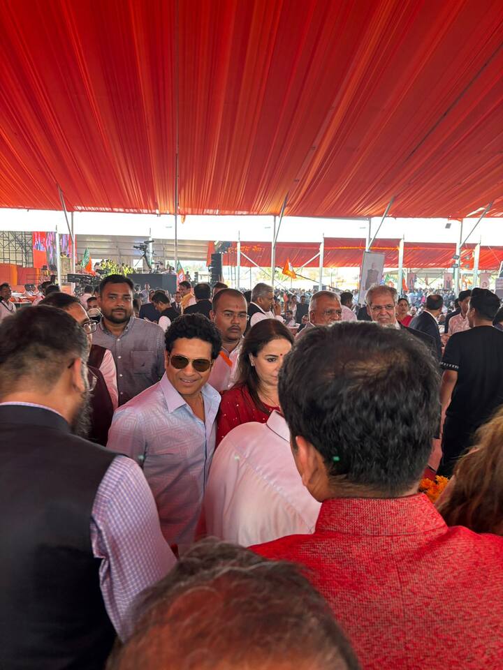 सचिन तेंडलुकर यांच्यासह मुकेश अंबानी, बॉलिवूड स्टार आणि नामवंत उद्योगपतीही या सोहळ्याला उपस्थित होते.