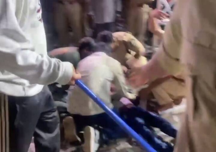 जब वो थिएटर से बाहर आ रही थी को भगदड़ में उनकी मौत हो गई. उनके बेटे भी बेहोश हो गए थे. उनके बेटे को सीपीआर दिया गया और वो हॉस्पिटल में एडमिट है. सोशल मीडिया पर इस भयानक मंजर की तस्वीरें वायरल हैं.