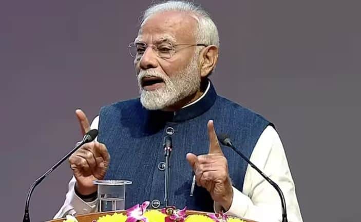 ਛੇ ਸਾਲ ਪਹਿਲਾਂ ਕੇਂਦਰ ਸਰਕਾਰ ਵੱਲੋਂ ਮੰਤਰੀਆਂ ਤੇ ਅਫ਼ਸਰਾਂ ਸਮੇਤ ਸਾਰੇ ਜਨ ਪ੍ਰਤੀਨਿਧਾਂ ਦੀਆਂ ਗੱਡੀਆਂ ’ਤੇ ਹੂਟਰ ਲਾਉਣ ਦਾ ਨਿਯਮ ਬੰਦ ਕਰ ਦਿੱਤਾ ਗਿਆ ਸੀ। ਇਸ ਤੋਂ ਬਾਅਦ ਇਨ੍ਹਾਂ ਵਾਹਨਾਂ 'ਤੇ ਲਗਾਏ ਹੂਟਰ ਬੰਦ ਕਰ ਦਿੱਤੇ ਗਏ। ਸਿਰਫ਼ ਕੁਝ ਵਾਹਨਾਂ ਨੂੰ ਹੀ ਹੂਟਰ ਲਗਾਉਣ ਦੀ ਇਜਾਜ਼ਤ ਦਿੱਤੀ ਗਈ ਸੀ।