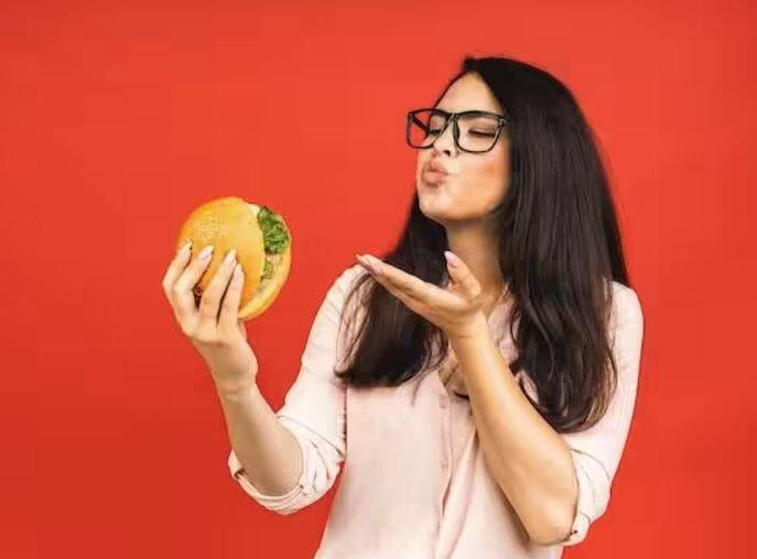 ਅਸੀਂ ਸਾਰੇ ਜਾਣਦੇ ਹਾਂ ਕਿ ਪੀਜ਼ਾ, ਬਰਗਰ, ਮੋਮੋਜ਼ ਵਰਗੇ ਫਾਸਟ ਫੂਡ ਸਿਹਤ ਲਈ ਹਾਨੀਕਾਰਕ ਹਨ ਤੇ ਮੋਟਾਪਾ, ਕੋਲੈਸਟ੍ਰੋਲ ਦਾ ਪੱਧਰ ਵਧਣ ਤੇ ਦਿਲ ਦੀਆਂ ਬਿਮਾਰੀਆਂ ਦਾ ਕਾਰਨ ਬਣ ਸਕਦੇ ਹਨ।