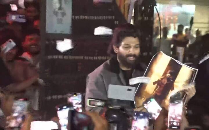 अल्लू अर्जुन को देखने के लिए भीड़ बेकाबू हो गई थी. फैंस क्रेजी हो गए थे. इसी कारण से भीड़ को रोकने के लिए पुलिस ने लाठीचार्ज और घेराबंदी भी की थी.