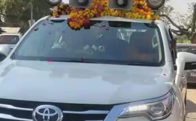 ਪਰ ਪਹਿਲਾਂ ਵੀਆਈਪੀ ਲੋਕਾਂ ਨੂੰ ਇਸ ਦੀ ਇਜਾਜ਼ਤ ਦਿੱਤੀ ਜਾਂਦੀ ਸੀ। ਪਰ ਕੇਂਦਰ ਸਰਕਾਰ ਦੇ ਹੁਕਮਾਂ ਤੋਂ ਬਾਅਦ ਵੀਆਈਪੀ ਲੋਕਾਂ ਦੀਆਂ ਗੱਡੀਆਂ 'ਤੇ ਹੂਟਰ ਲਗਾਉਣ 'ਤੇ ਵੀ ਰੋਕ ਲਗਾ ਦਿੱਤੀ ਗਈ ਹੈ। ਸਿਰਫ ਐਮਰਜੈਂਸੀ ਸੇਵਾਵਾਂ ਜਿਵੇਂ ਕਿ ਐਂਬੂਲੈਂਸ, ਫਾਇਰ ਬ੍ਰਿਗੇਡ ਅਤੇ ਪੁਲਿਸ ਵਾਹਨਾਂ ਵਿੱਚ ਵਰਤੇ ਜਾਂਦੇ ਵਾਹਨਾਂ ਨੂੰ ਹੂਟਰ ਲਗਾਉਣ ਦੀ ਆਗਿਆ ਹੈ।