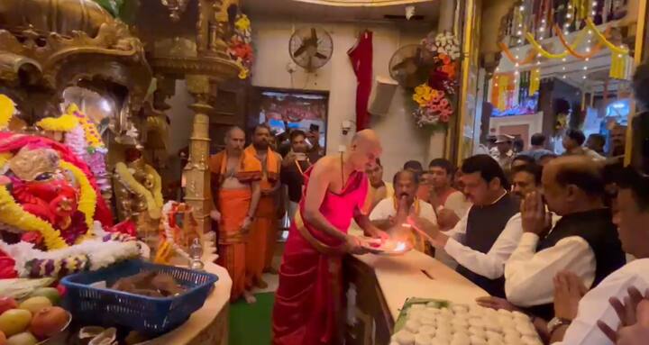 दक्षिण मुंबईतील आझाद मैदानावर हा शपथविधी सोहळा होणार असून तेथे कडक सुरक्षा व्यवस्था ठेवण्यात आली आहे.