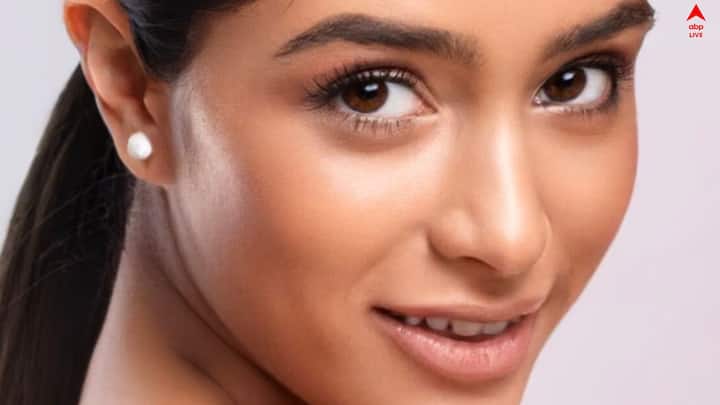 ফুটন্ত গরম জল আরও একটা বড়সড় প্রভাব ফেলে। তা হল আমাদের ত্বকের প্রাকৃতিক তেলকে সরিয়ে দেয়।