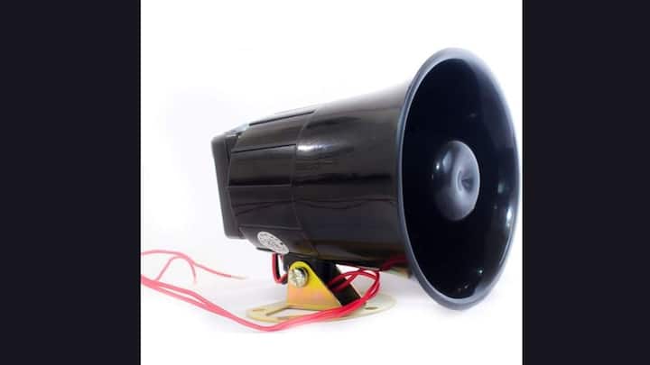 बता दें हूटर से काफी तेज स्तर पर आवाज निकलती है और ऐसे में सामान्य तौर पर उसका इस्तेमाल नहीं किया जा सकता. केंद्रीय मोटर यान नियम 1989 के तहत इस तरह का कोई भी हार्न किसी वाहन में इस्तेमाल नहीं किया जा सकता.