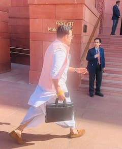 रवि किशन दौड़ते-भागते पहुंचे संसद, तो खेसारी ने खाई भुजिया सब्जी-रोटी, देखें भोजपुरी सेलेब्स की लेटेस्ट फोटो