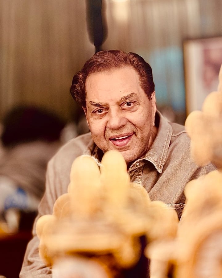 कभी बालकनी में रहता था ये सुपरस्टार, ईसबगोल खाकर मिटाई थी भूख, पहचाना? 4 इसी दौरान एक्टर ने ये भी बताया था कि उस वक्त उनकी हालत इस कदर खराब थी कि उनके पास खाने के भी पैसे नहीं होते थे. कई बार तो वो ईसबगोल खाकर ही अपनी भूख मिटाते थे.