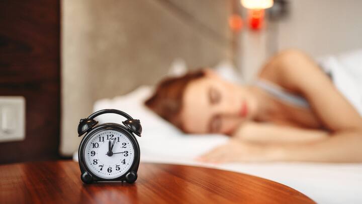 A sense of laziness and prolonged comfort prevails in any human mind and body during the time of winter which further contributes towards a sedentary lifestyle. This can be harmful for overall human health. (Image Source: Canva)