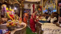Devendra Fadnavis : महायुतीच्या मुख्यमंत्रीपदाच्या शपथविधी सोहळ्यापूर्वी देवेंद्र फडणवीस यांचे सिद्धिविनायक मंदिरात देव दर्शन, आज संध्याकाळी घेणार शपथ