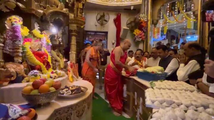 आज संध्याकाळी पंतप्रधान नरेंद्र मोदी यांच्या उपस्थितीत, देवेंद्र फडणवीस महाराष्ट्र राज्याचे मुख्यमंत्री म्हणून शपथ घेतील.