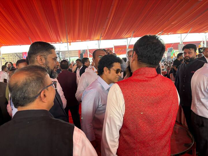 महाराष्ट्र राज्याच्या मुख्यमंत्रीपदाचा शपथविधी सोहळा मोठ्या दिमाखात संपन्न झाला, या सोहळ्याला दिग्गजांची उपस्थिती होती, त्यात भारतरत्न सचिन तेंडुलकर हेही हजर होते