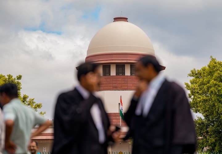 सुप्रीम कोर्ट के बाकी जजों की सैलरी दो लाख 50 हजार रुपये है, यानी उन्हें सीजेआई से कम सैलरी मिलती है. हालांकि बाकी तमाम अलाउंस भी उन्हें मिलते हैं, जिसके बाद ये सैलरी बढ़कर ज्यादा हो जाती है.