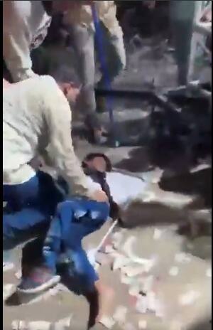 इस भगदड़ में एक महिला समेत दो की मौत हो गई है. दो लोग घायल भी हो गए थे. हालात इतने खराब हो गए थे कि पुलिस को लाठीचार्ज भी करना पड़ा था.