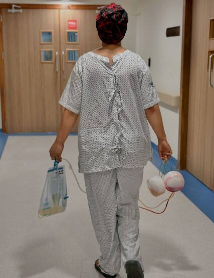 ਹਿਨਾ ਖਾਨ ਦਾ ਬ੍ਰੈਸਟ ਕੈਂਸਰ ਨਾਲ ਬੁਰਾ ਹਾਲ, ਤਸਵੀਰਾਂ ਵੇਖ ਸਦਮੇ 'ਚ ਫੈਨਜ਼...