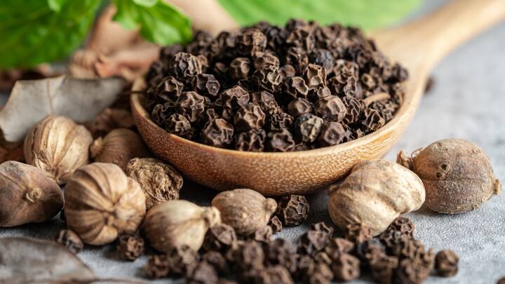 1. Black Pepper: Black pepper is a key ingredient in South Indian cuisine. It adds a spicy kick to the dishes. It enhances flavour, aids digestion, and is often used in masalas and seasonings. (Image Source: Canva)