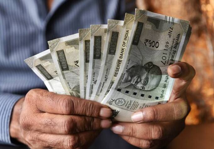 उदाहरणादखल तुम्ही पाच लाख रुपयांची एफडी पाच वर्षांसाठी कर आहात, असे गृहित धरुया. 7.5 टक्क्यांच्या हिशोबाने पाच वर्षांत तुम्हाला एकूण 7,24,974 रुपये मिळतील. त्यानंतर तुम्ही तुमची एफडी पाच वर्षांसाठी एक्स्टेंड करयाची आहे. म्हणजेच तुम्ही गुंतवलेल्या 5 लाख रुपयांवर पाच वर्षांत तुम्हाला 5,51,175 रुपये व्याज मिळेल.