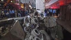 Mira Bhayandar : मीरा-भाईंदरच्या काशिमीरा परिसरात रस्त्याला भगदाड, सिमेंट मिक्सरचा ट्रक खड्ड्यात पडून मोठा अपघात