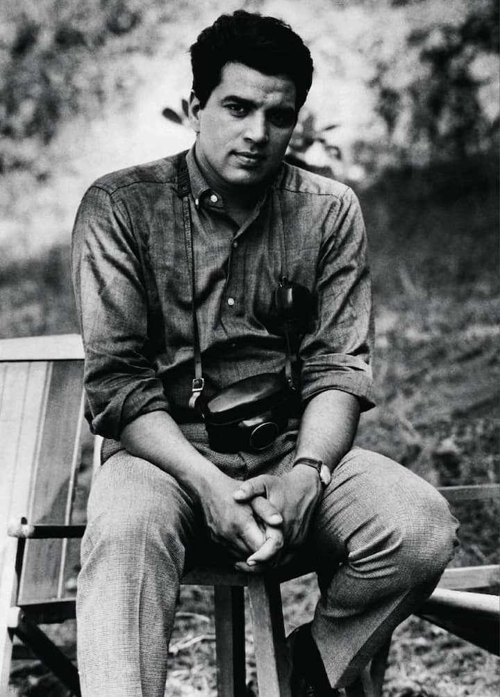 Apart from having a luxurious bungalow in Mumbai, Dharmendra also has a huge farmhouse in Lonavala. Which is spread over 100 acres. This farmhouse of the actor is worth Rs 120 crores.