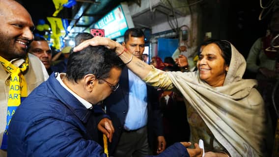 दिल्ली में महिला मतदाताओं पर AAP की पैनी नजर, साधने के लिए बनाई माइक्रो मैनेजमेंट रणनीति दिल्ली में महिला मतदाताओं पर AAP की पैनी नजर, साधने के लिए बनाई माइक्रो मैनेजमेंट रणनीति