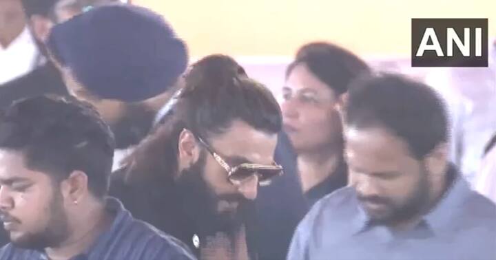 देवेंद्र फडणवीस (Devendra Fadnavis) हे मुख्यमंत्रीपद तर एकनाथ शिंदे (Eknath Shinde) आणि अजित पवार (Ajit Pawar) हे उपमुख्यमंत्रीपदाची शपथ घेणार आहेत.