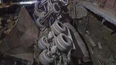 Mira Bhayandar : मीरा-भाईंदरच्या काशिमीरा परिसरात रस्त्याला भगदाड, सिमेंट मिक्सरचा ट्रक खड्ड्यात पडून मोठा अपघात