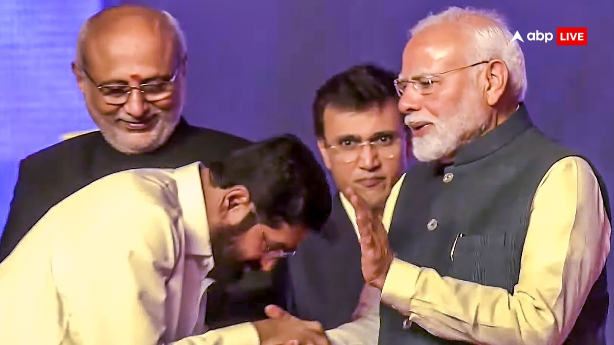 Watch: पीएम मोदी से इस खास अंदाज में मिले एकनाथ शिंदे, राज्यपाल भी मुस्कुराए