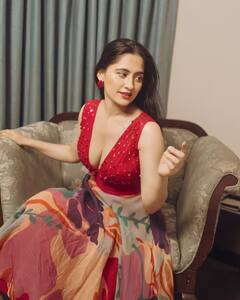 રેડ ડીપનેકમાં સંજીદા શેખે બતાવ્યો હુસ્નનો જલવો, સામે આવી એકથી એક હટકે તસવીરો...