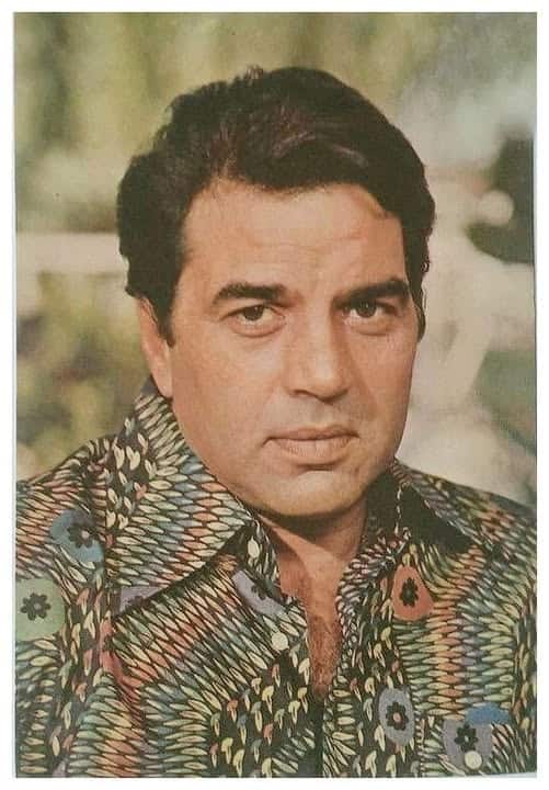 Dharmendra has proved his acting prowess not only in romantic but also in comedy and action fields. This is the reason why today actors charge crores of rupees for a film.
