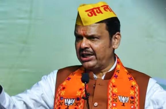 દેવેન્દ્ર ફડણવીસ પાસે પણ 450 ગ્રામ સોનું હતું, જેની કિંમત 32,85,000 રૂપિયા છે. તેમની પાસે મહારાષ્ટ્રના ચંદ્રપુરમાં ખેતીની જમીન અને નાગપુરમાં રહેણાંક મિલકતો છે.દેવેન્દ્ર ફડણવીસની પત્ની અમૃતા ફડણવીસ પાસે 6.96 કરોડ રૂપિયાની જંગમ અને 95.29 લાખ રૂપિયાની સ્થાવર સંપત્તિ છે. આ સાથે તેમની પાસે એક્સિસ બેંક લિમિટેડ, ગેઇલ લિમિટેડ, લાર્સન એન્ડ ટુબ્રો, રિલાયન્સ ઇન્ડસ્ટ્રીઝ લિમિટેડ અને ફેડરલ બેંક સહિત 49 શેરો છે, જેની કિંમત 4.36 કરોડ રૂપિયા છે.