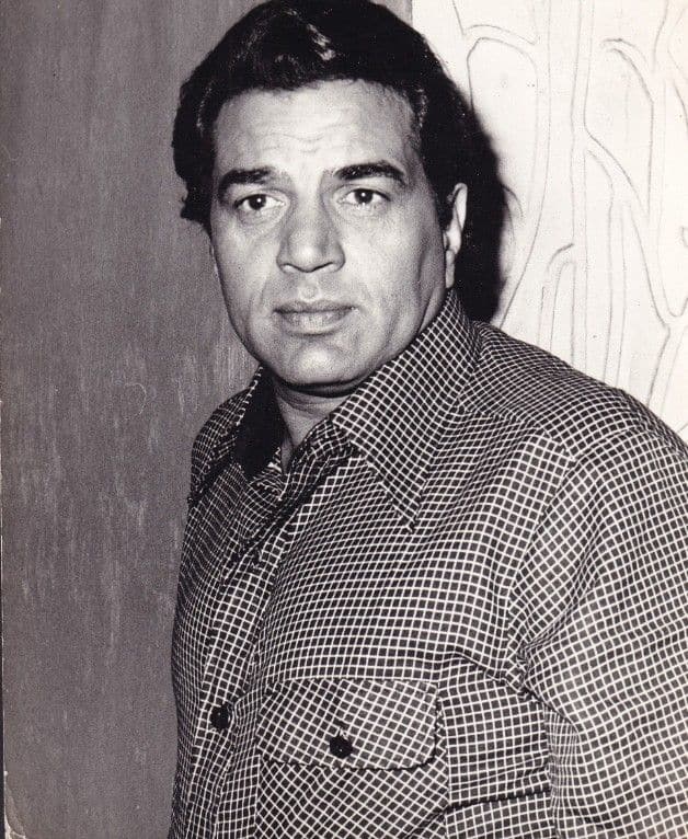 Let us tell you that when Dharmendra entered films, he was married to Prakash Kaur. But while working in the industry, his heart fell on Hema Malini and both of them got married.