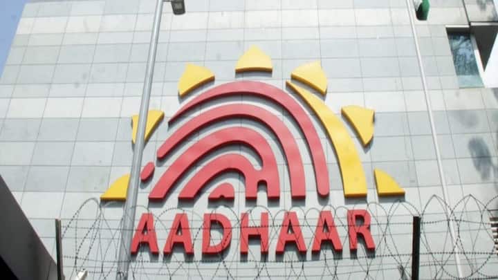 पर फिलहाल UIDAI की ओर से आधार अपडेट करवाने के लिए लोगों को फ्री में मौका दिया जा रहा है. दरअसल UIDAI ने 10 साल पुराने सभी आधार कार्ड को अपडेट करने के लिए नोटिफिकेशन जारी कर दिया है.