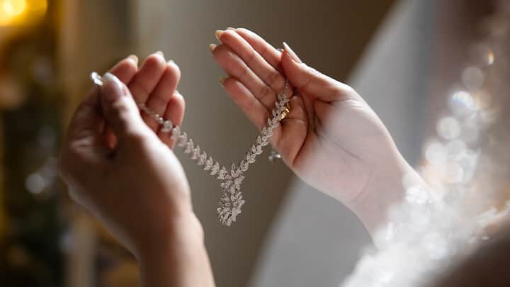 8.The mix of tradition and modernity: The brides-to-be are these days gravitating towards diamond jewelry that is a blend of both traditional and contemporary designs, featuring modern patterns like layered diamond bracelets and rings. (Image source: canva)